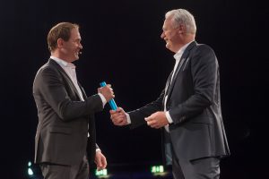 v.l. Gregor Bieler (also ich) und Floris van Heijst bei der Staffelstabübergabe 