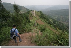 通往“夫妻小学”的崎岖山路